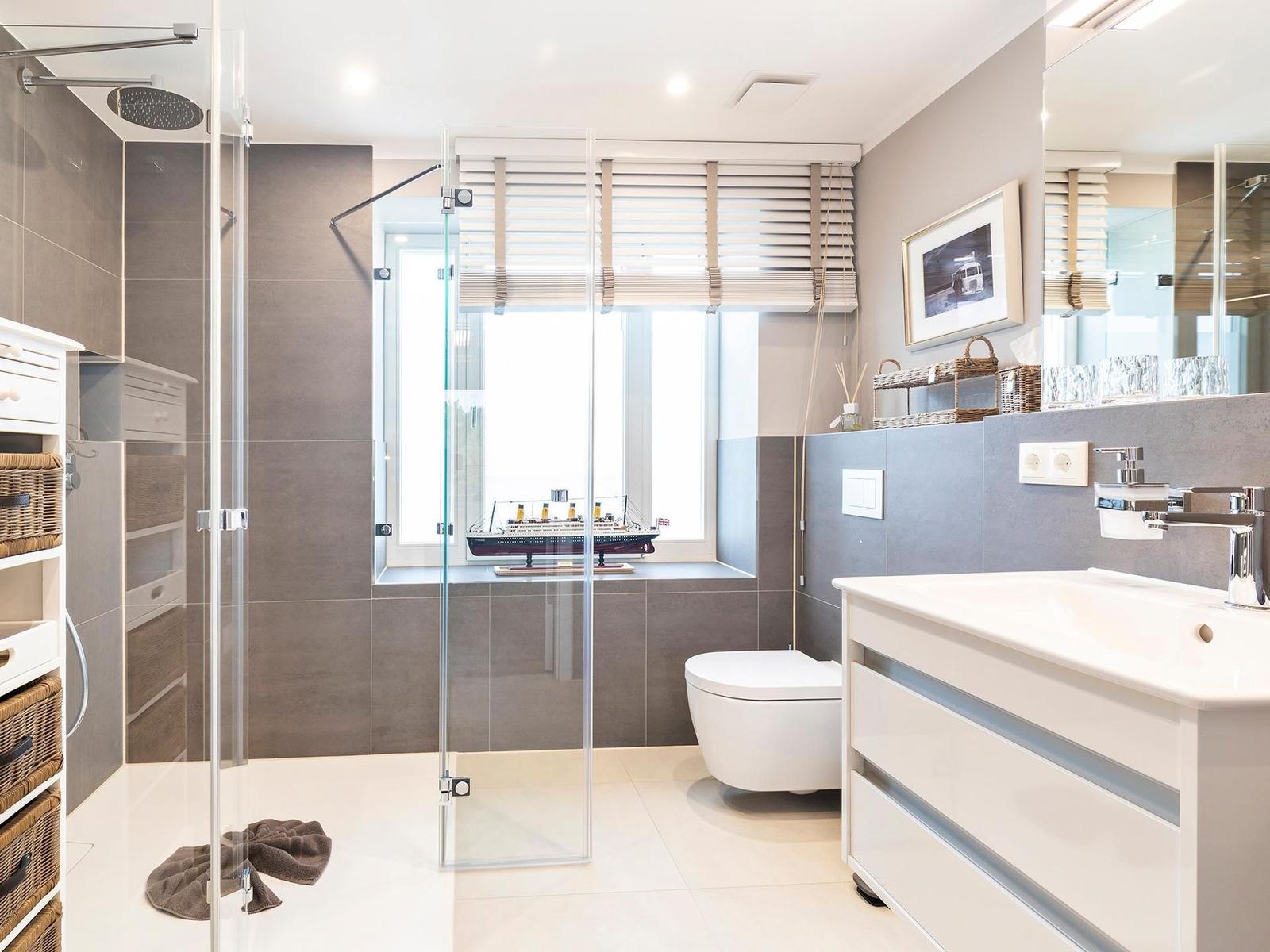 Badezimmer 1: Regendusch, WC, Haartrockner