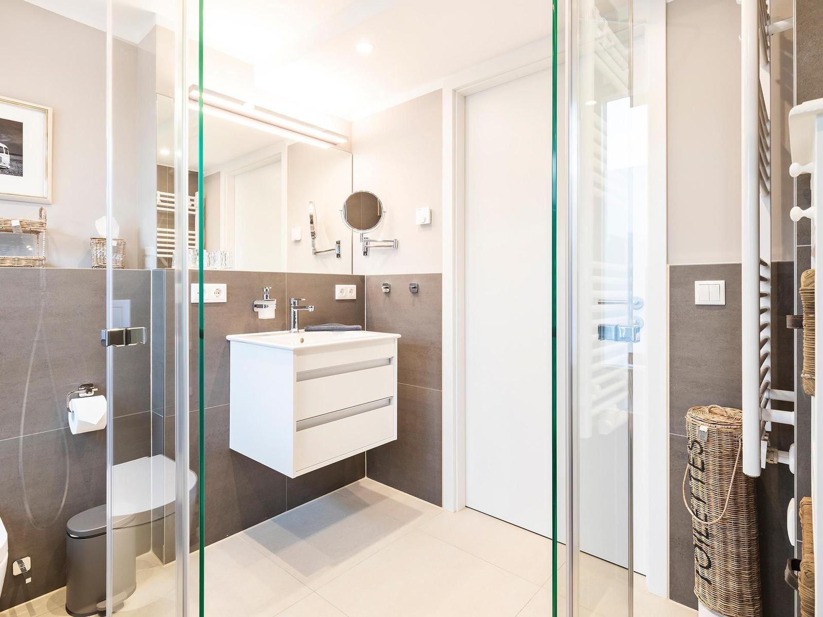 Badezimmer 1: Regendusch, WC, Haartrockner
