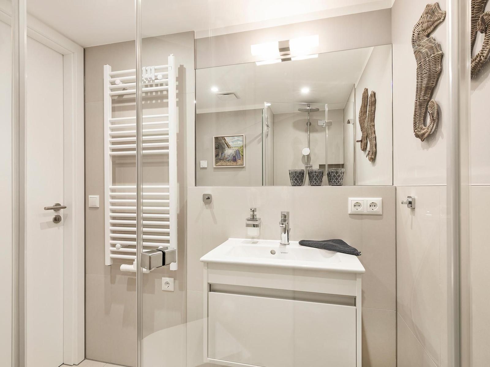 Badezimmer 2: Regendusch, WC, Haartrockner