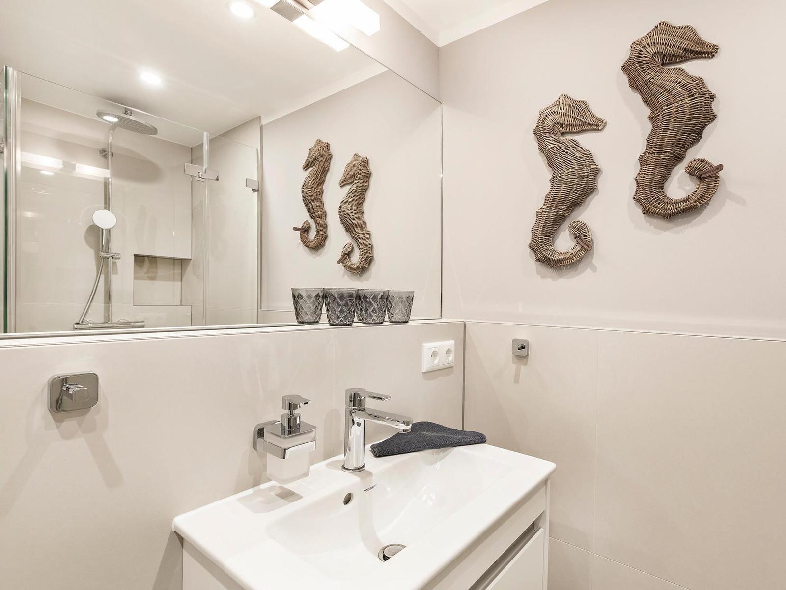 Badezimmer 2: Regendusch, WC, Haartrockner