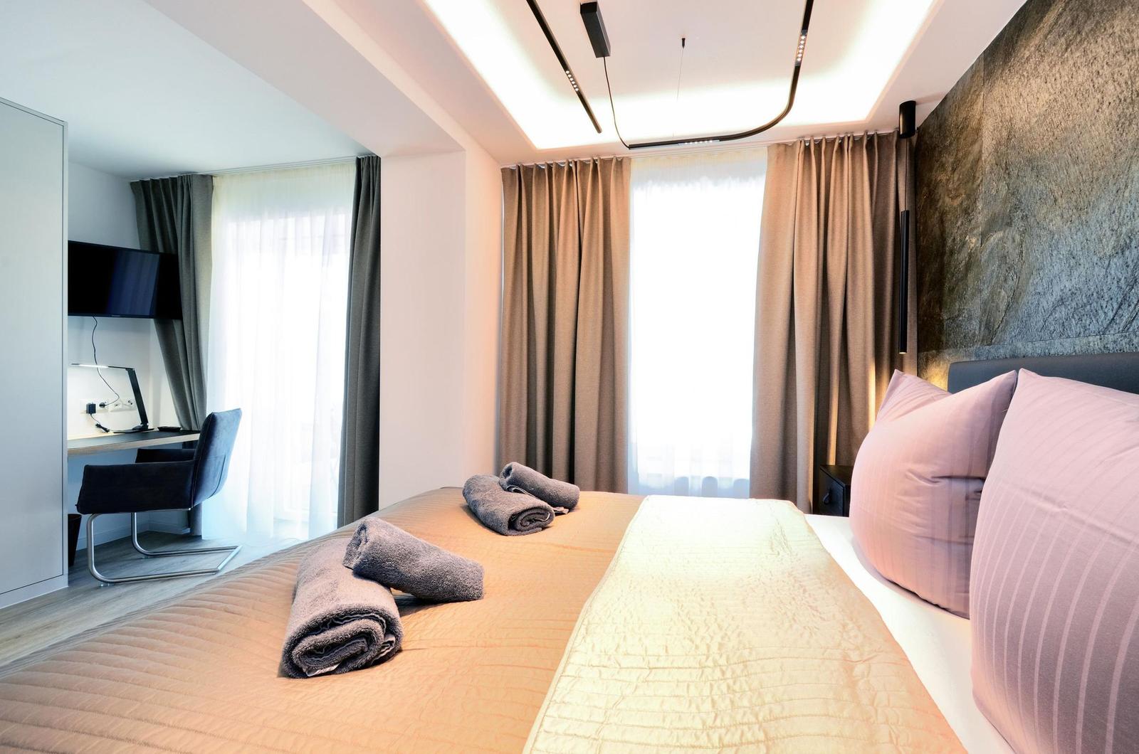Schlafzimmer 1: Doppelbett (180x200), TV, Zugang zum Balkon