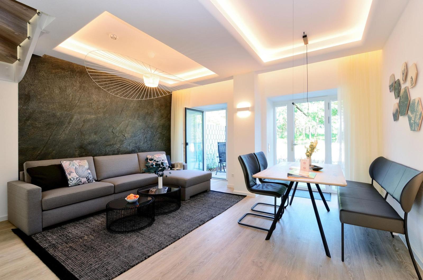 Wohn/Essbereich: Sofa, Sitzbereich, Essbereich, TV, Zugang zur Terrasse