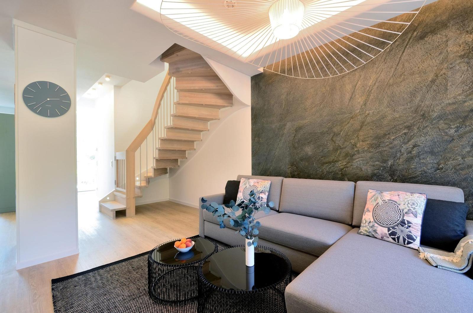 Wohn/Essbereich: Sofa, Sitzbereich, Essbereich, TV, Zugang zur Terrasse