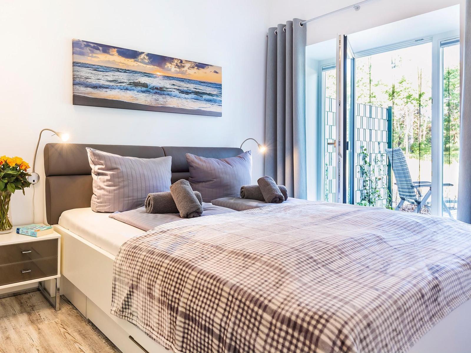 - Schlafzimmer 1: Doppelbett (180x200), Smart-TV, großer Kleiderschrank, Zugang Terrasse
