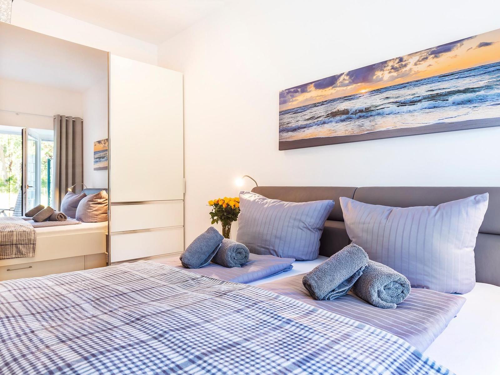 - Schlafzimmer 1: Doppelbett (180x200), Smart-TV, großer Kleiderschrank, Zugang Terrasse