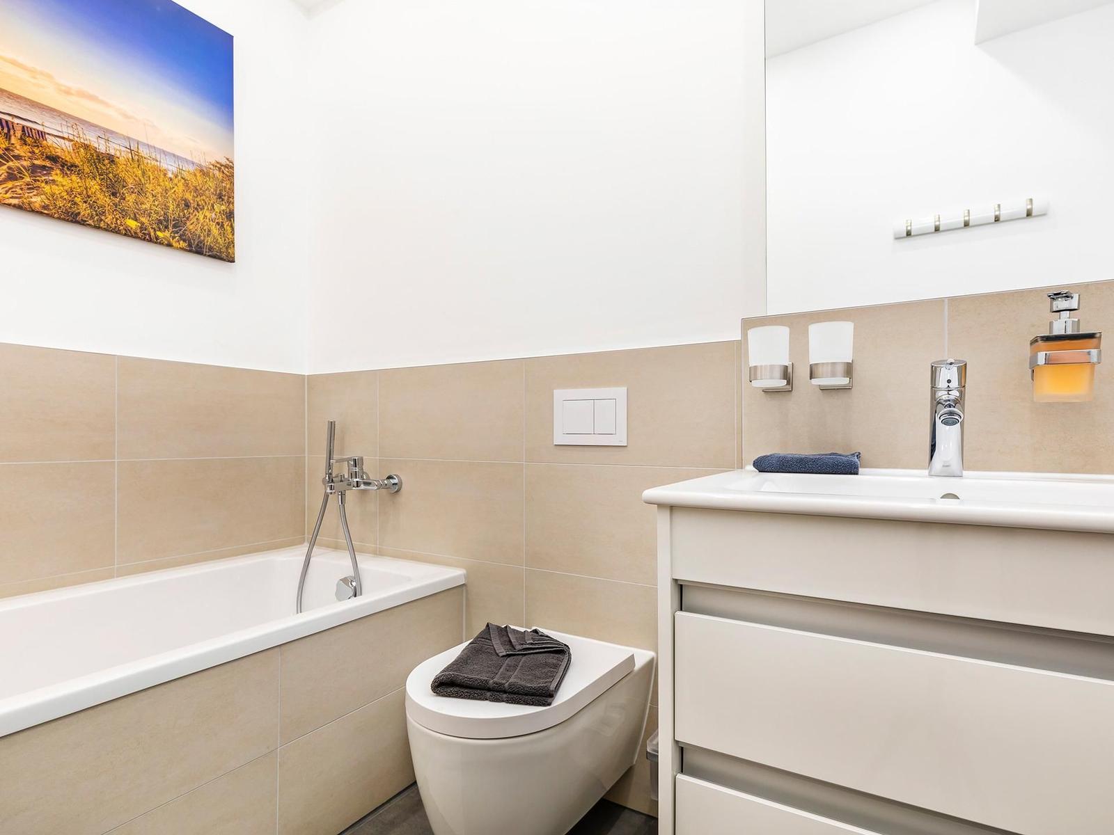 Badezimmer 1: Regendusche, WC, Handtuchheizer, Haartrockner