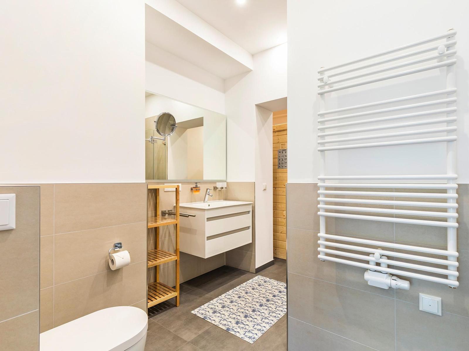 Badezimmer 1: Regendusche, WC, Handtuchheizer, Haartrockner