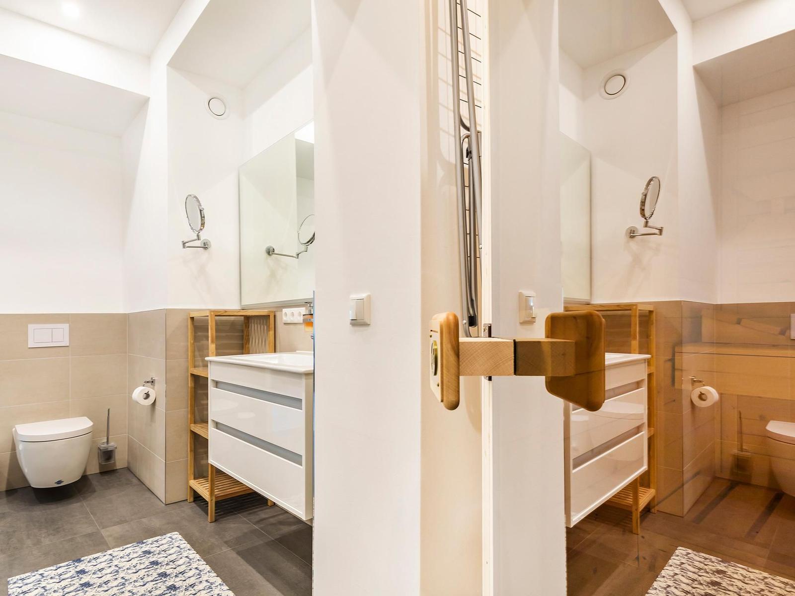 Badezimmer 2: Badewanne, WC