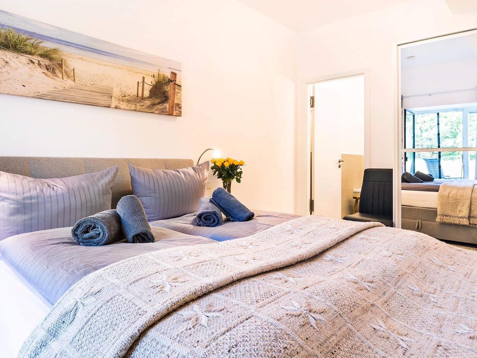 Schlafzimmer 2: Doppelbett (160x200), Smart-TV, Kleiderschrank, Zugang Terrasse