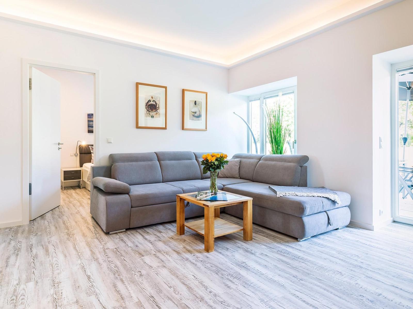 Wohnzimmer: Schlafcouch (120x200), Sessel, Flach-TV, Ausgang Terrasse (Meerseite)