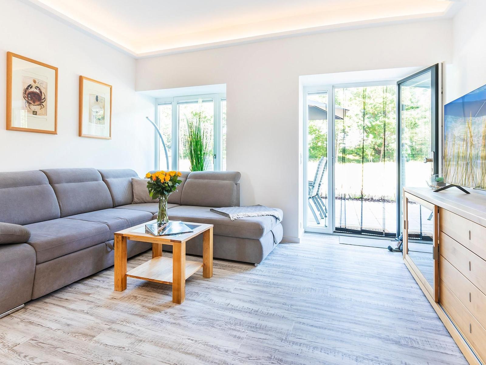 Wohnzimmer: Schlafcouch (120x200), Sessel, Flach-TV, Ausgang Terrasse (Meerseite)