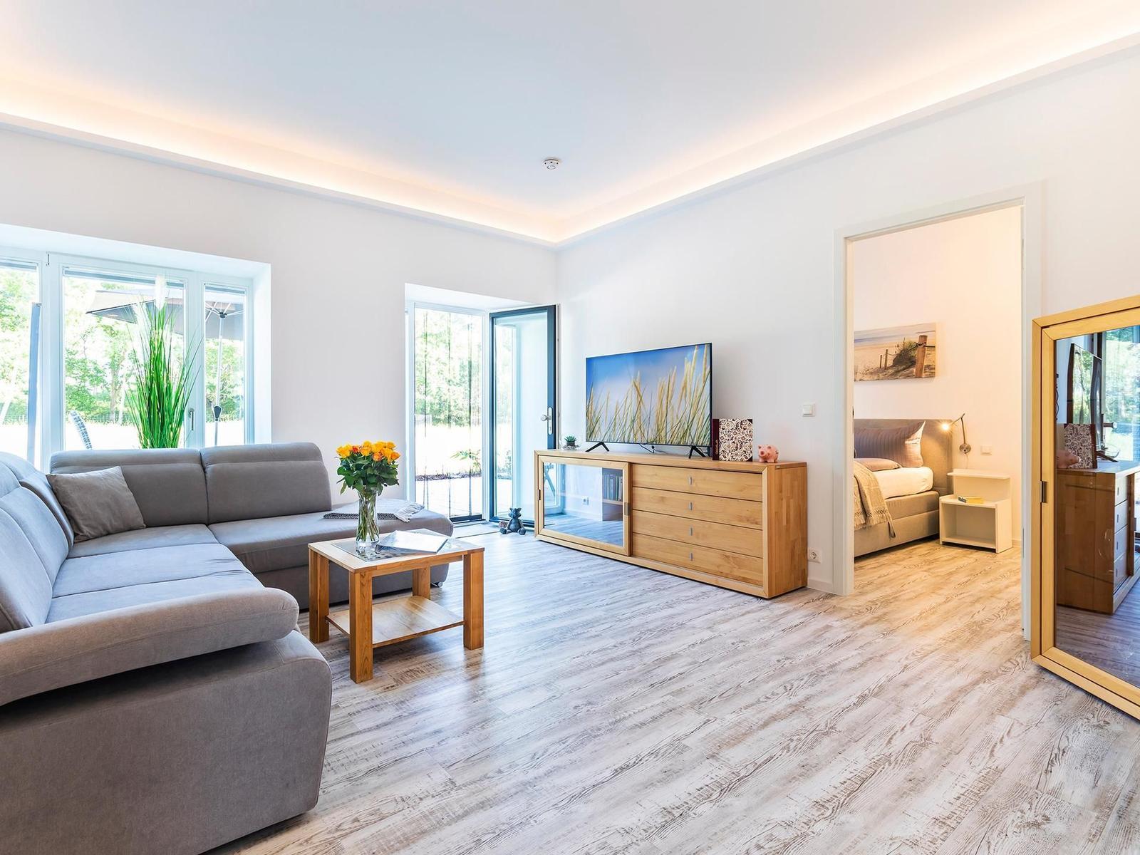 Wohnzimmer: Schlafcouch (120x200), Sessel, Flach-TV, Ausgang Terrasse (Meerseite)