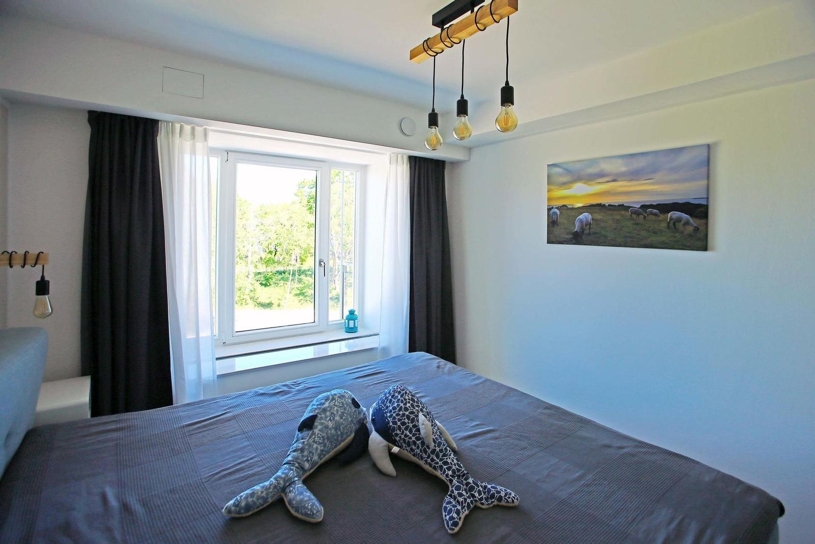 Schlafzimmer 1: Boxspringbett (180x200) mit Insektenschutz