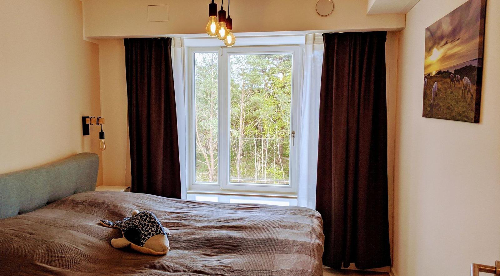 Schlafzimmer 1: Boxspringbett (180x200) mit Insektenschutz