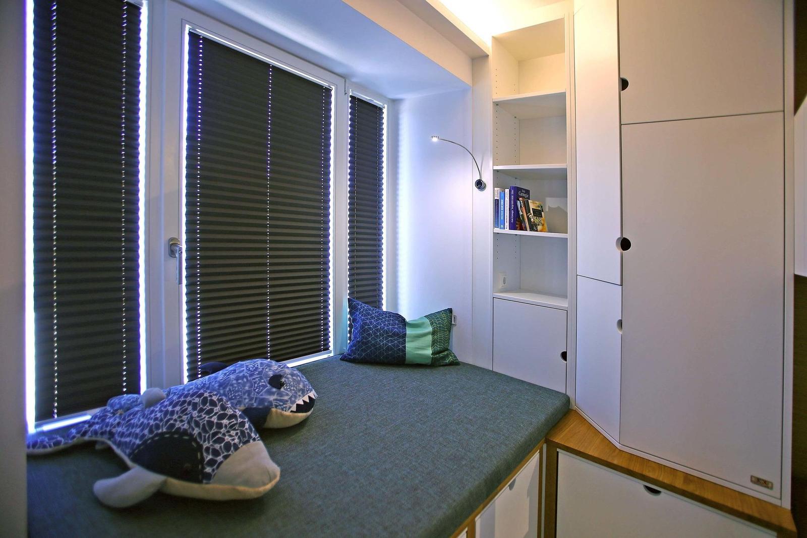 Schlafzimmer 2: Doppelstockbett (80 / 120 x 200),mit Insektenschutz, Fenster Sitzbank, USB-Steckdose, Kindersicherheitss