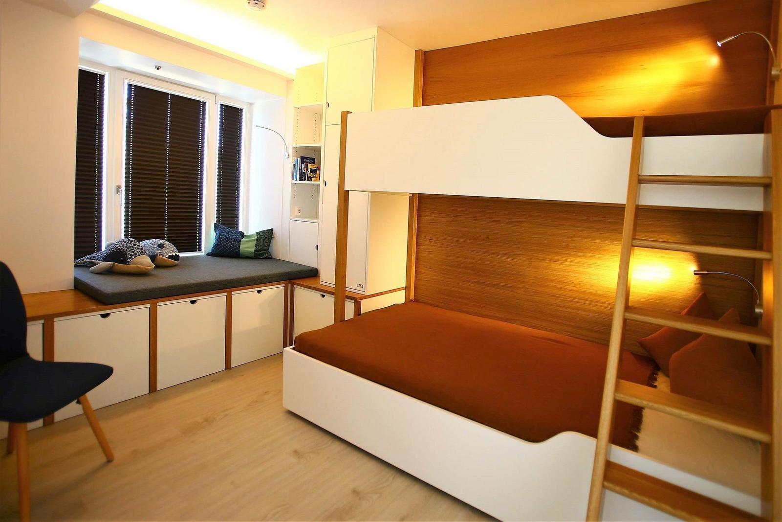 Schlafzimmer 2: Doppelstockbett (80 / 120 x 200),mit Insektenschutz, Fenster Sitzbank, USB-Steckdose, Kindersicherheitss