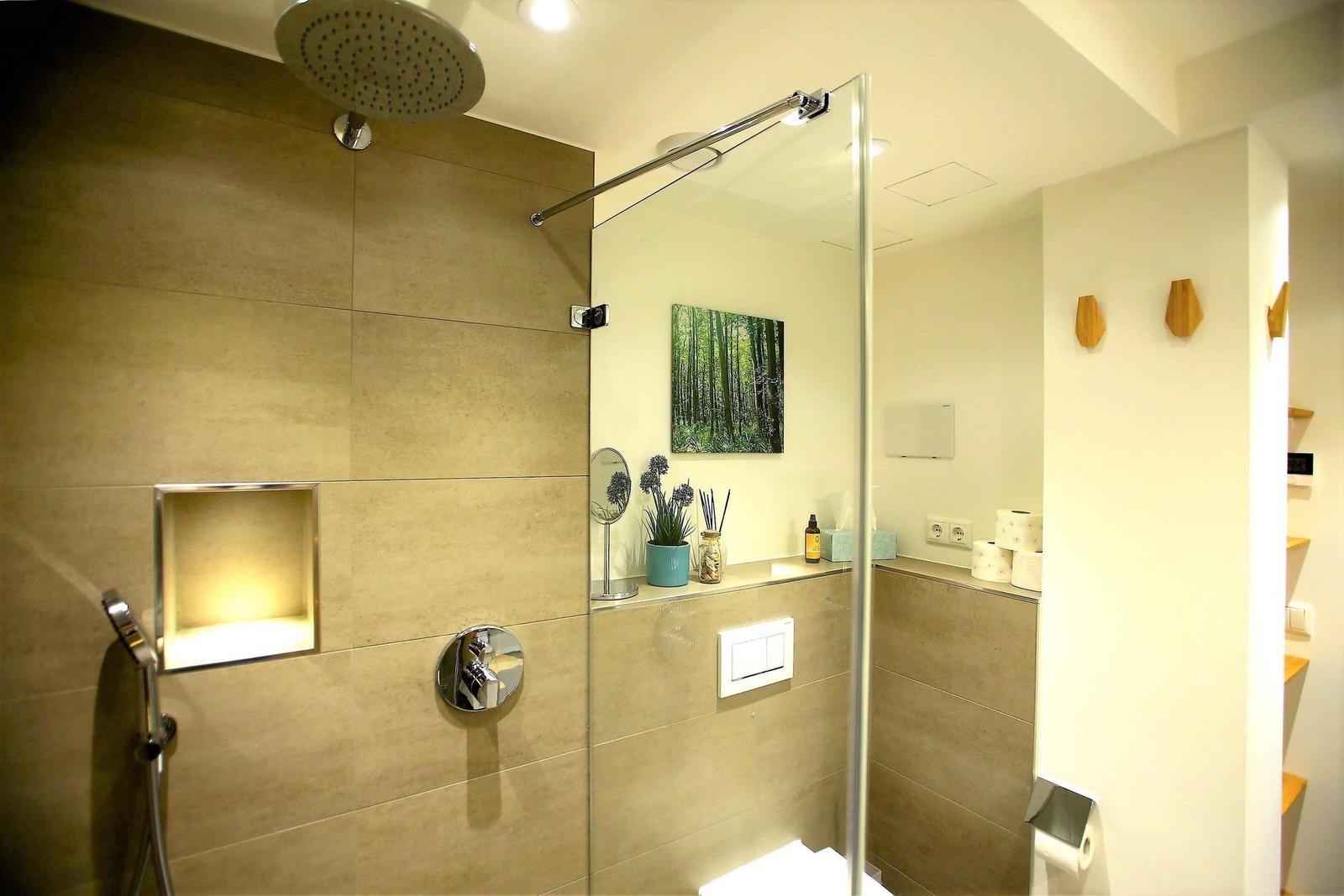 Badezimmer: Regendusche, WC, Haartrockner
