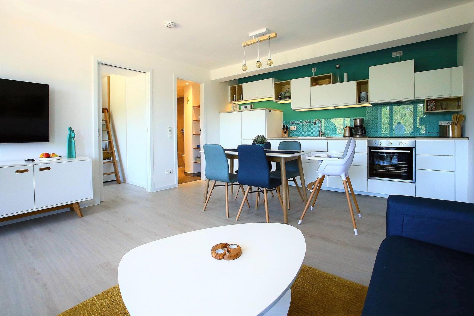 Wohn/Essbereich: Sofa, Sessel, TV, Zugang zum Balkon