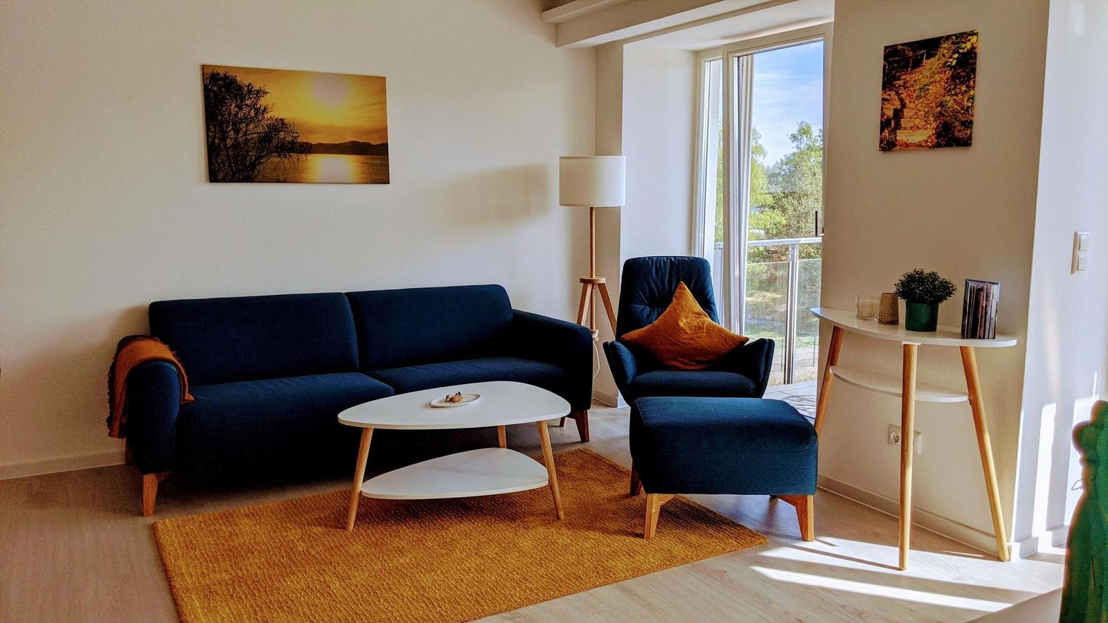 Wohn/Essbereich: Sofa, Sessel, TV, Zugang zum Balkon