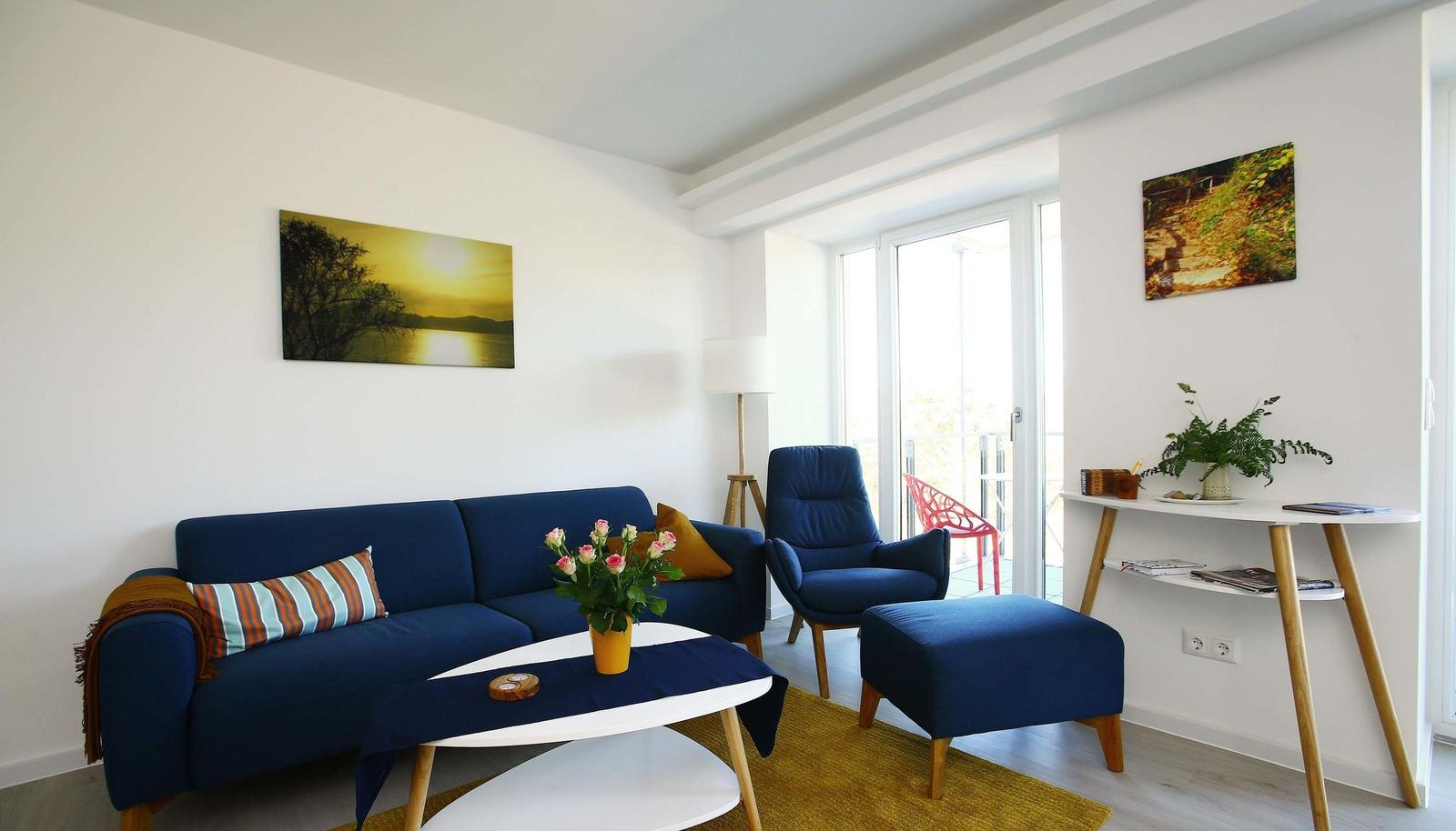 Wohn/Essbereich: Sofa, Sessel, TV, Zugang zum Balkon