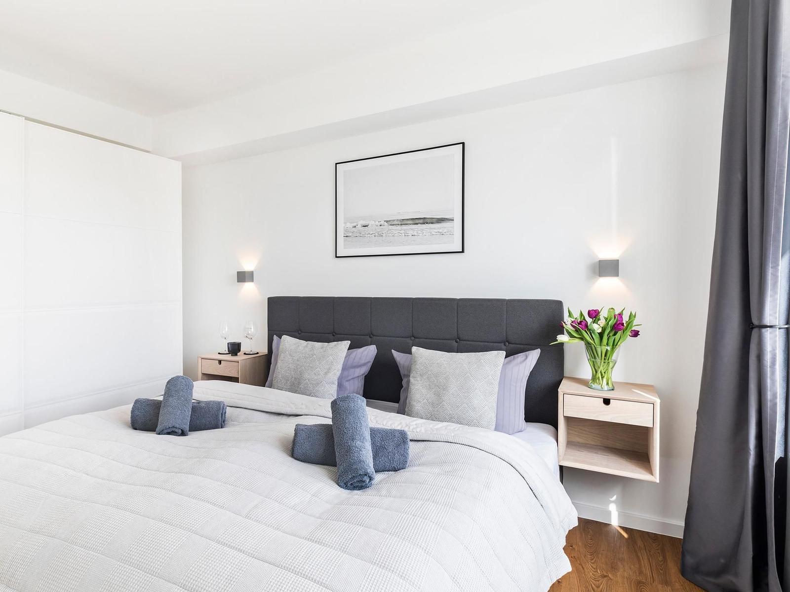Schlafzimmer 1: Doppelbett (180x200), TV