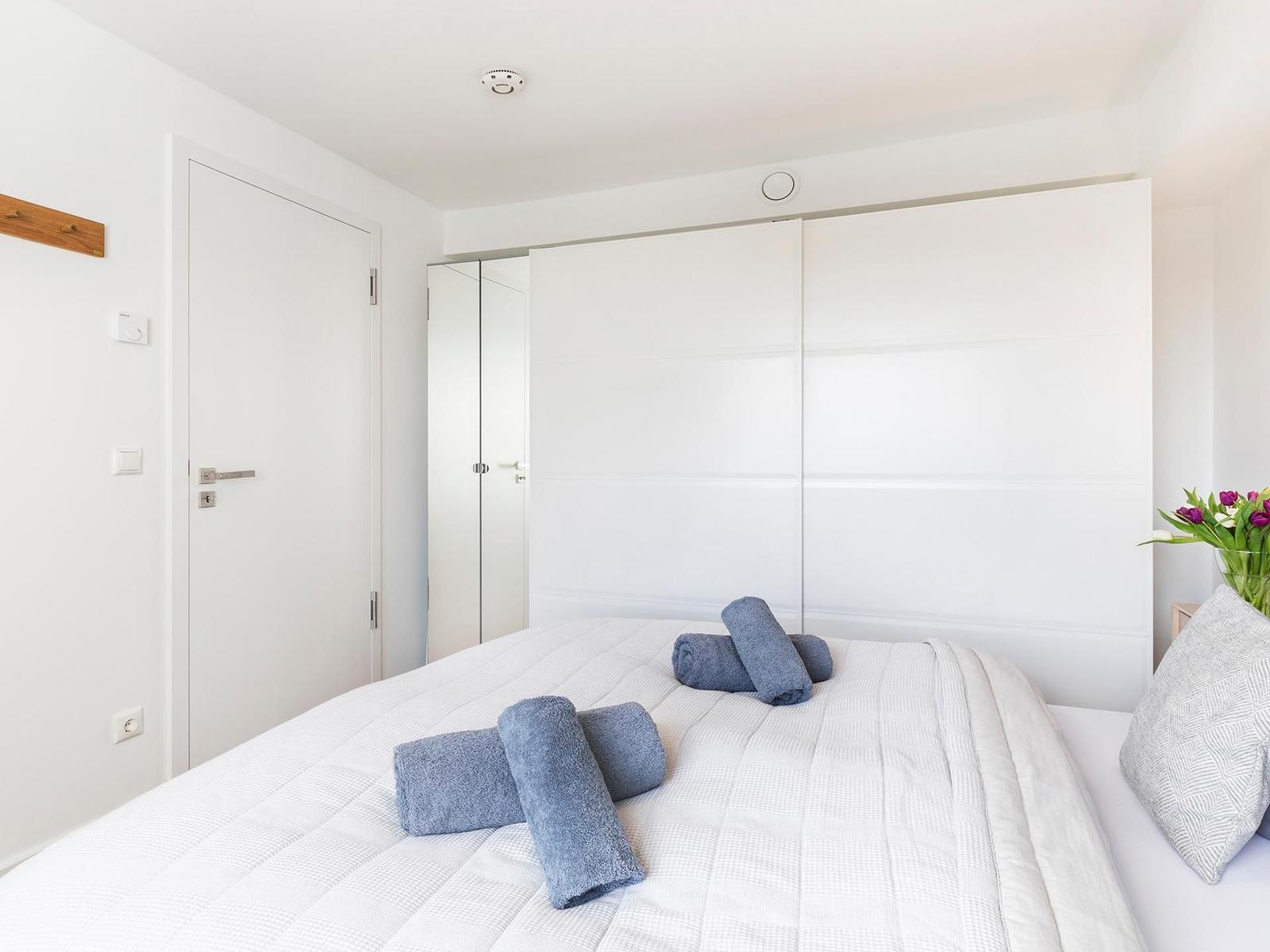 Schlafzimmer 1: Doppelbett (180x200), TV