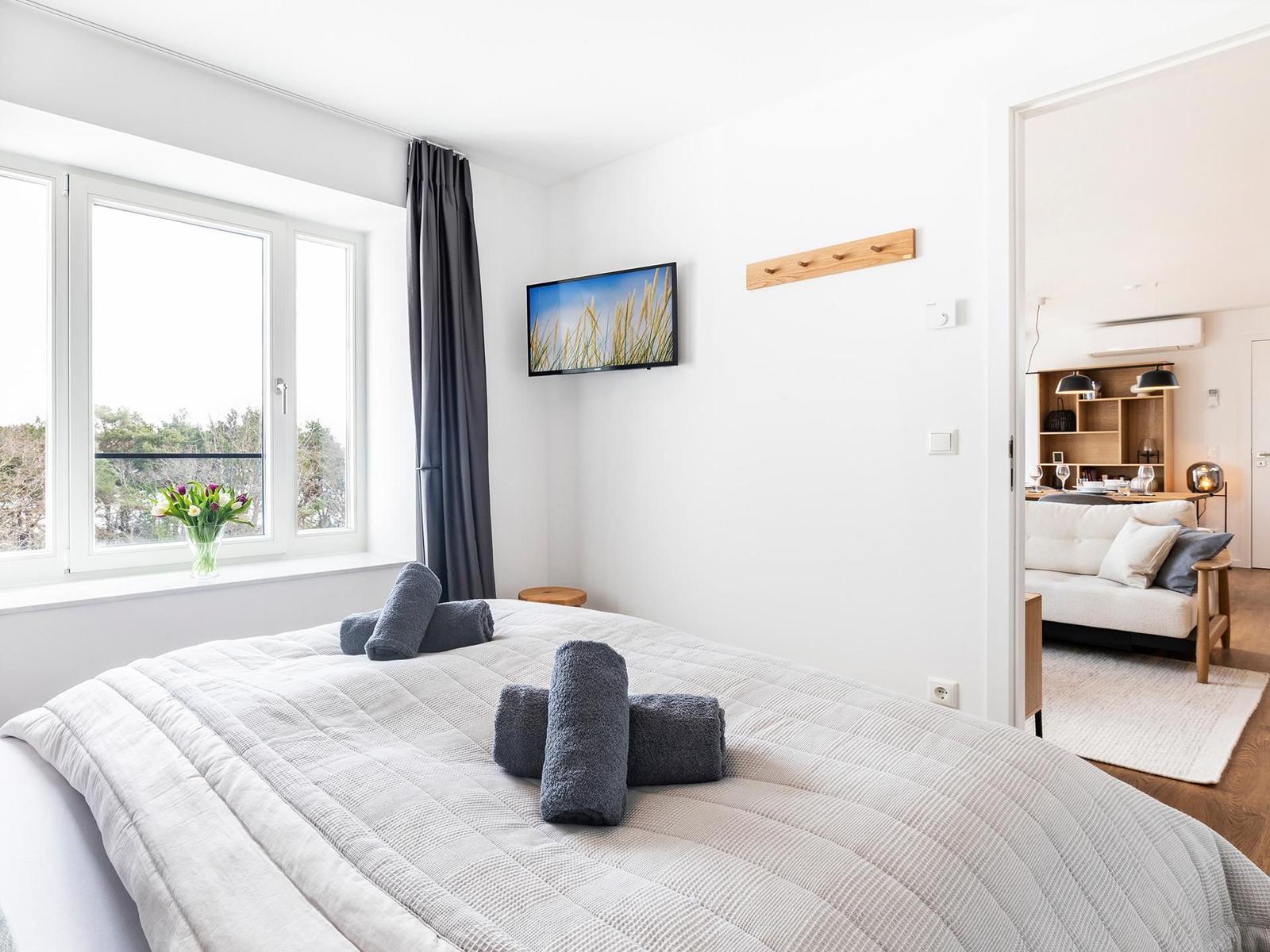 Schlafzimmer 1: Doppelbett (180x200), TV