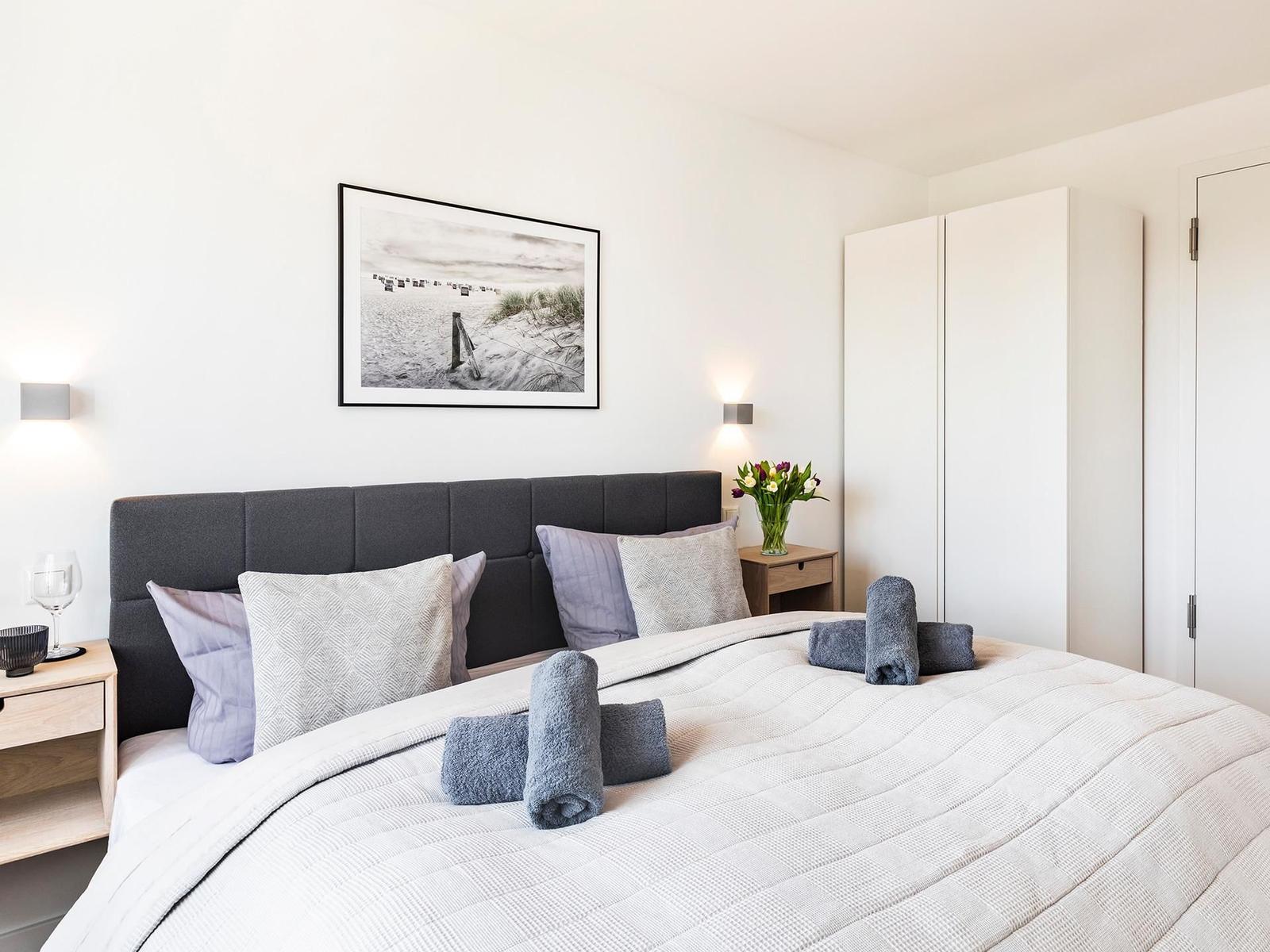 Schlafzimmer 2: Doppelbett (180x200), TV