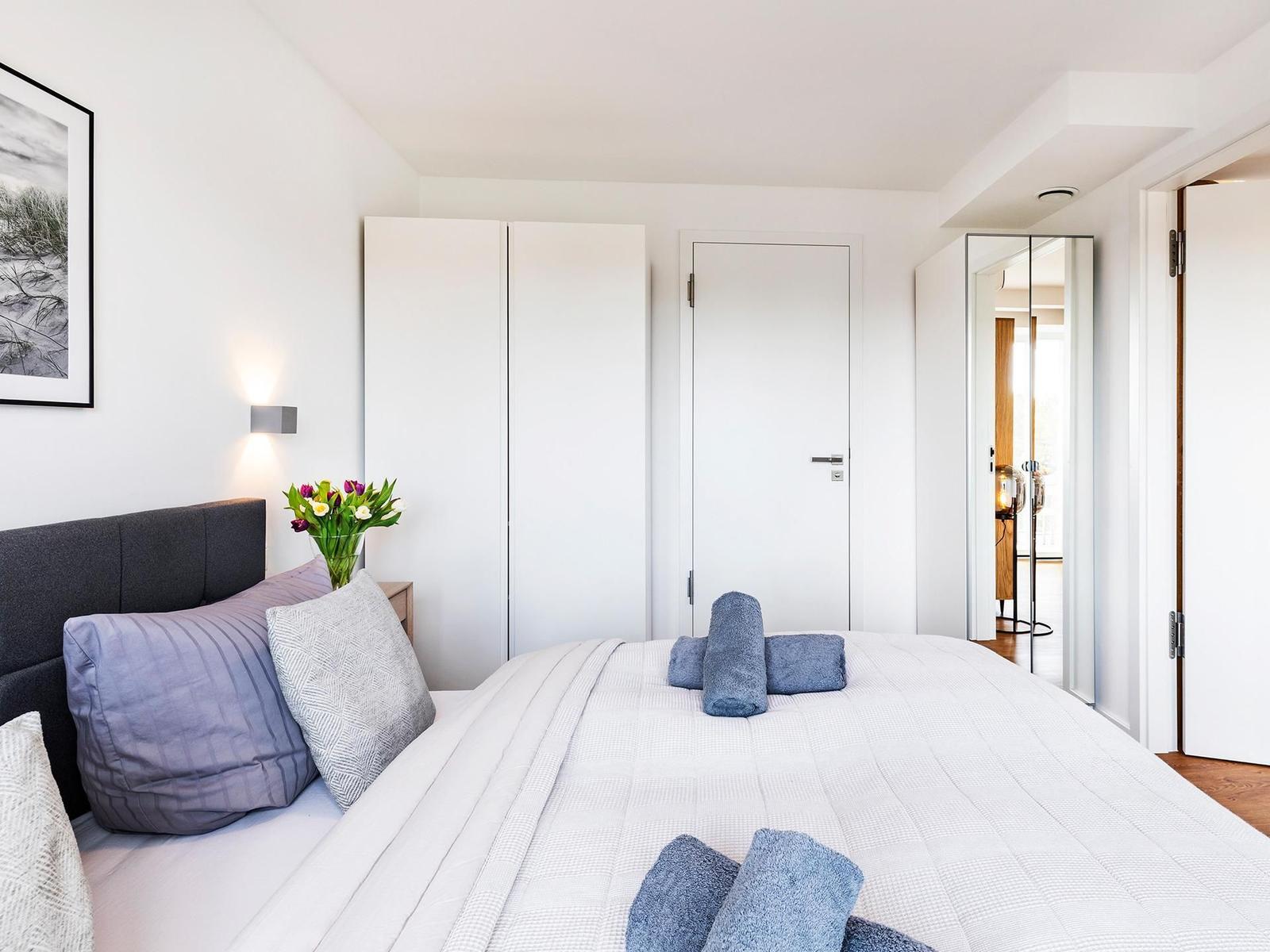 Schlafzimmer 2: Doppelbett (180x200), TV