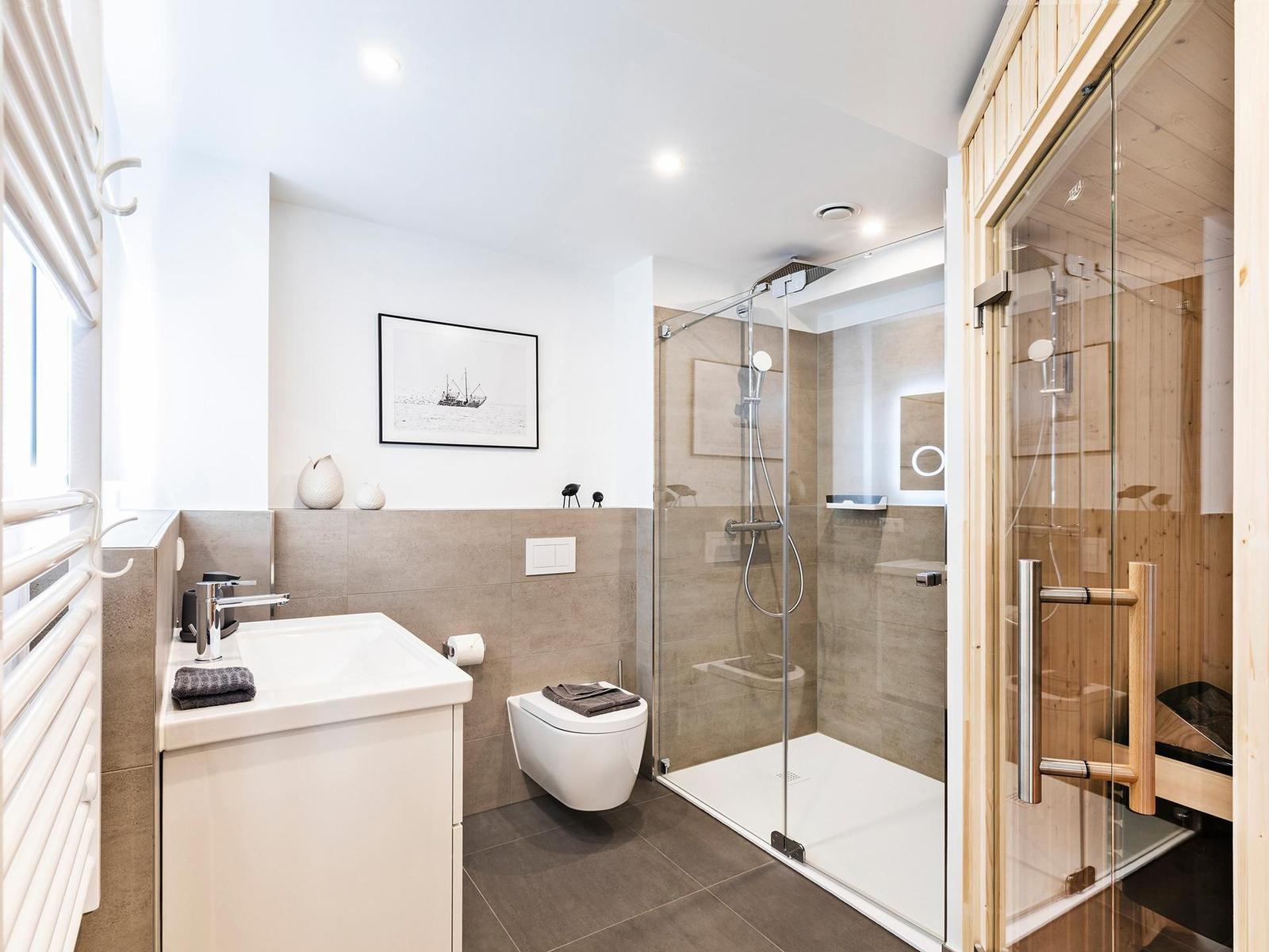 Badezimmer 1: Regendusche, WC, Haartrockner, Sauna