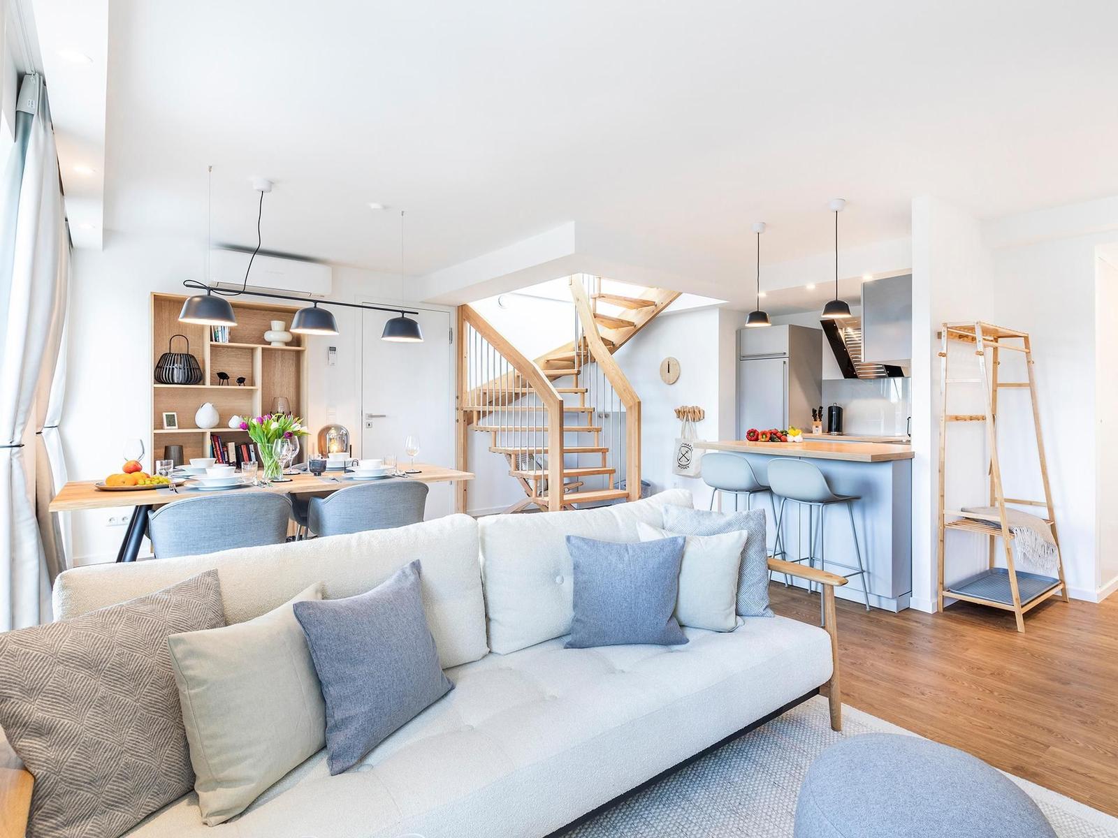 Wohnzimmer: Schlafsofa, TV, Zugang zum Balkon
