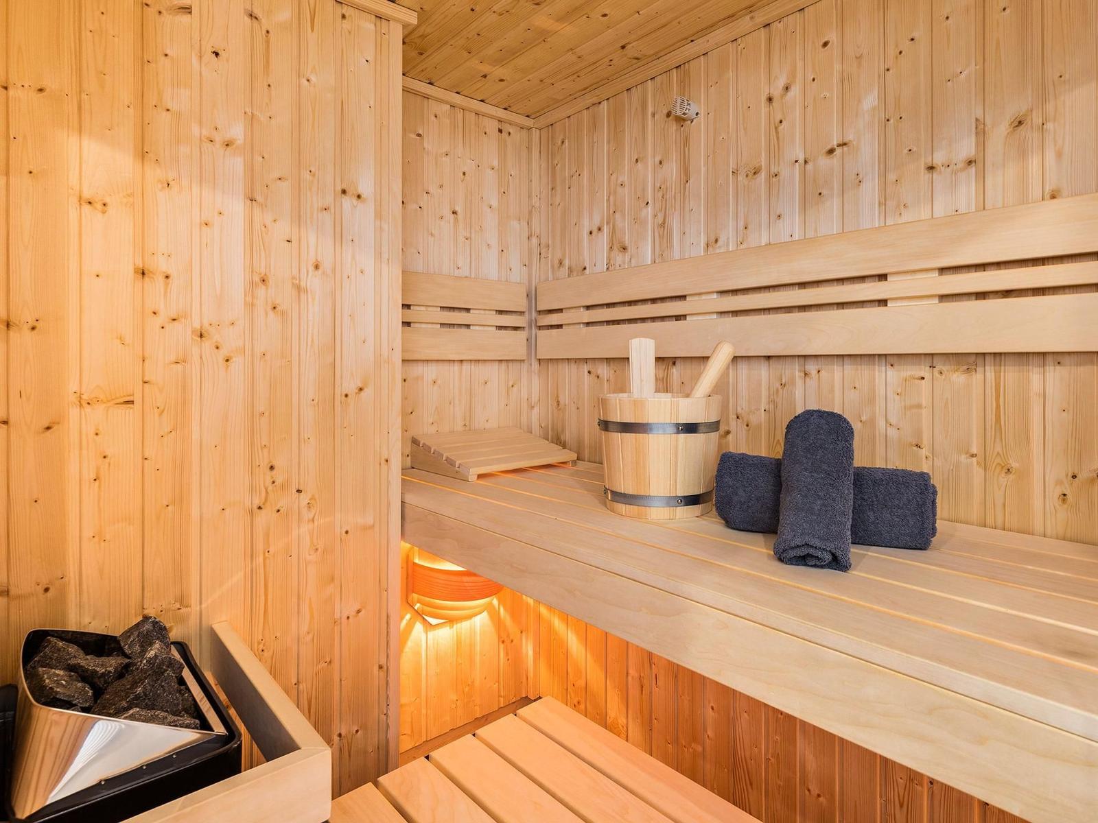 Badezimmer 1: Regendusche, WC, Haartrockner, Sauna