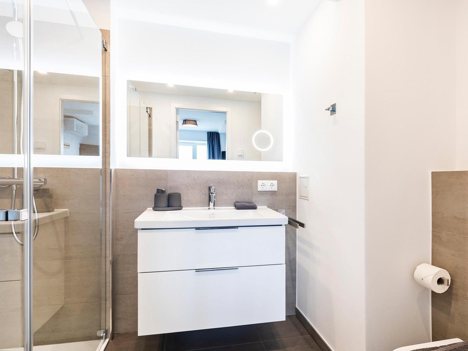 Badezimmer 2: Regendusche, WC, Haartrockner