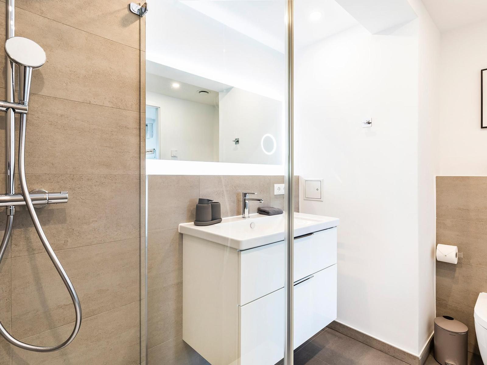 Badezimmer 2: Regendusche, WC, Haartrockner