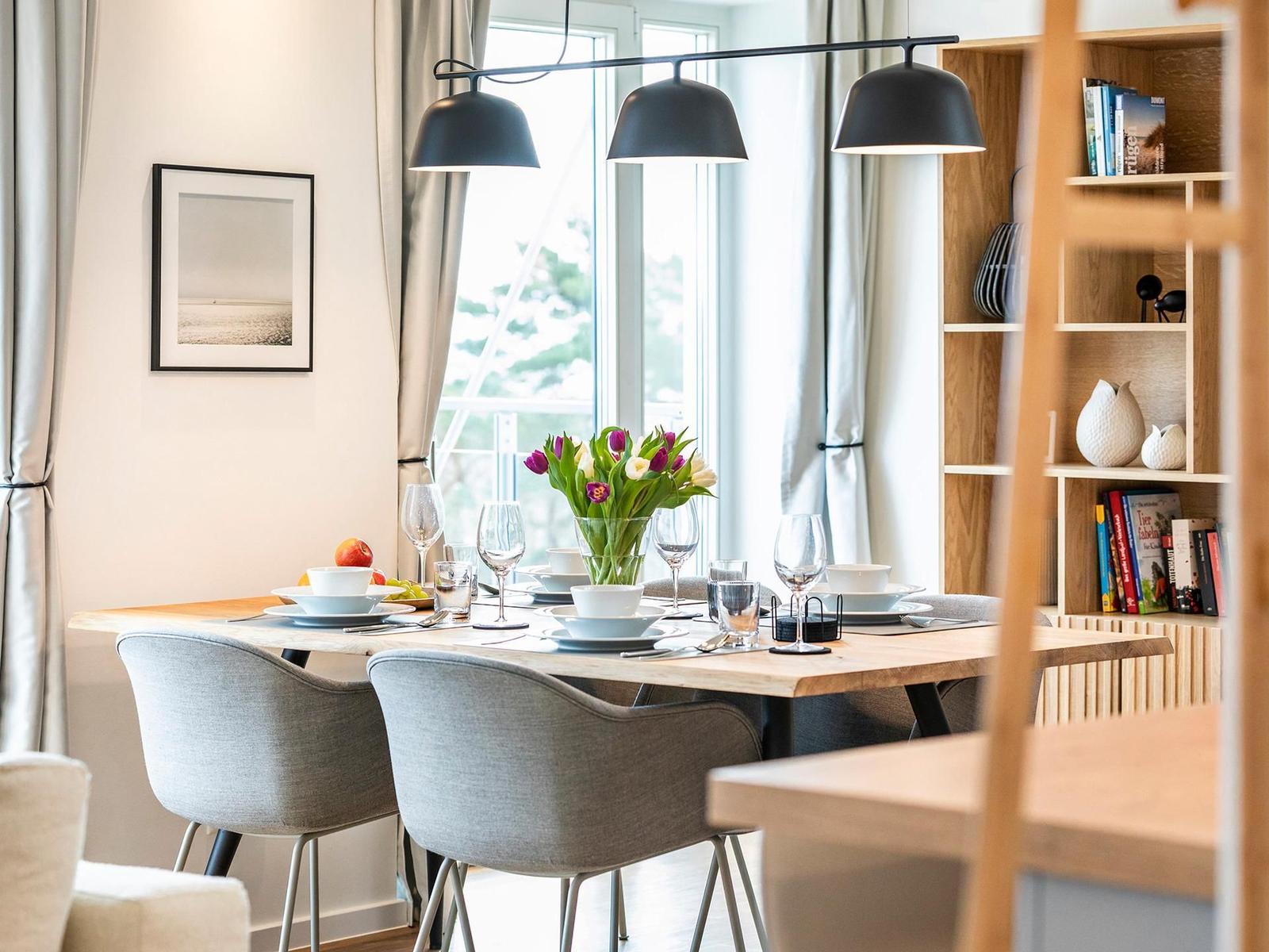 Wohnzimmer: Schlafsofa, TV, Zugang zum Balkon