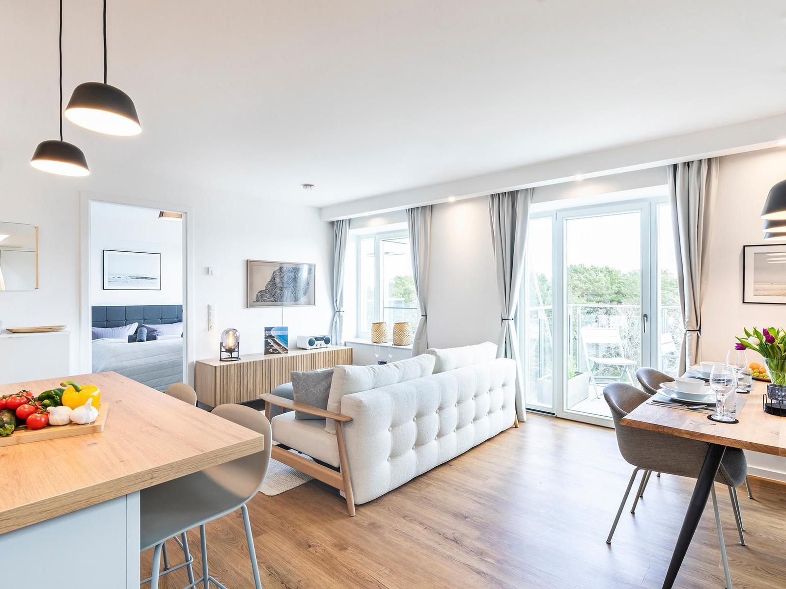 Wohnzimmer: Schlafsofa, TV, Zugang zum Balkon