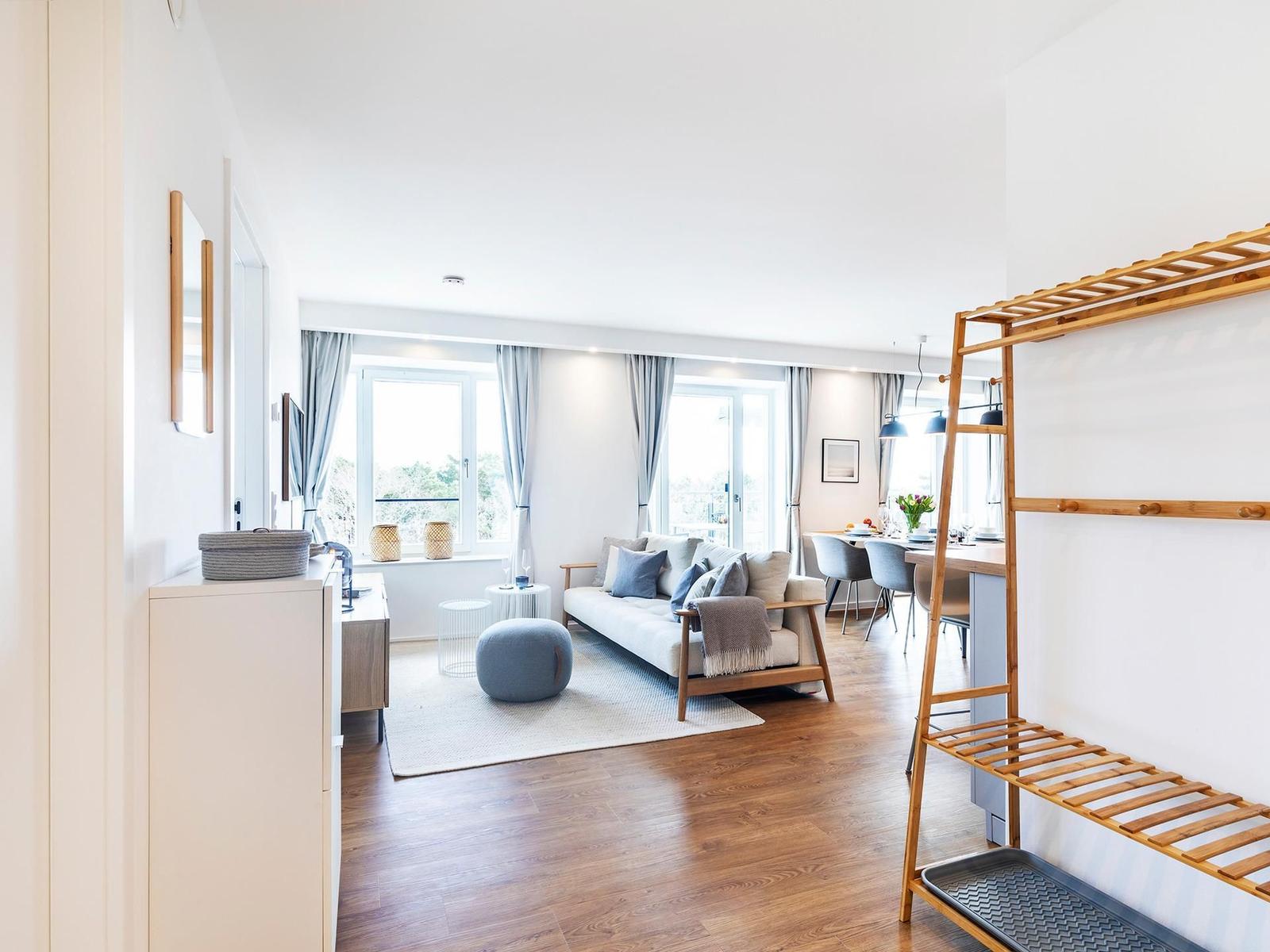 Wohnzimmer: Schlafsofa, TV, Zugang zum Balkon