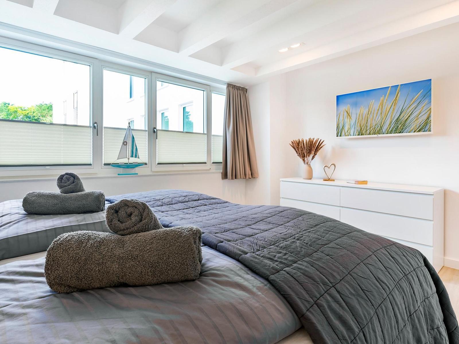 Schlafzimmer sind mit einem Doppelbett (180x200) und einem TV ausgestattet