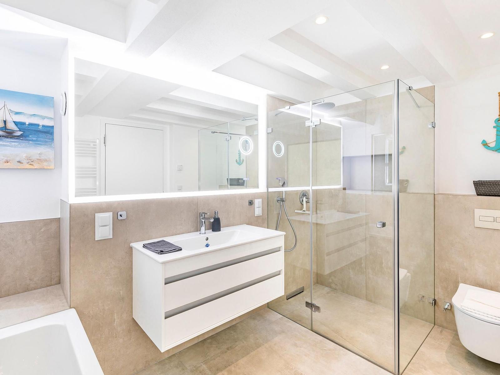 Dusche und eine Badewanne.