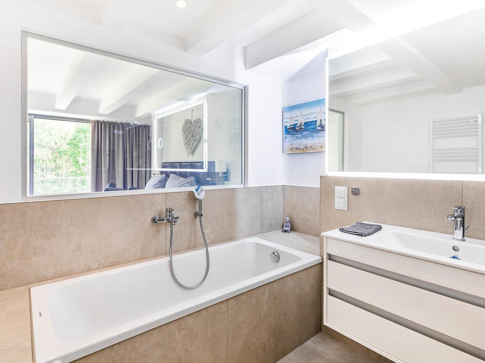 Dusche und eine Badewanne.