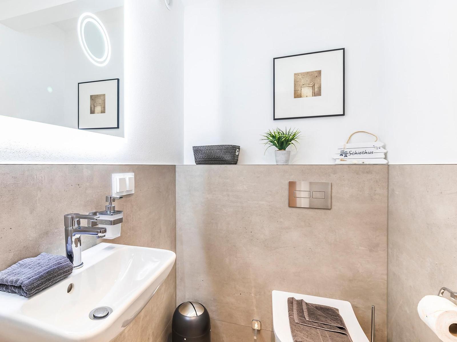 Dusche und eine Badewanne.