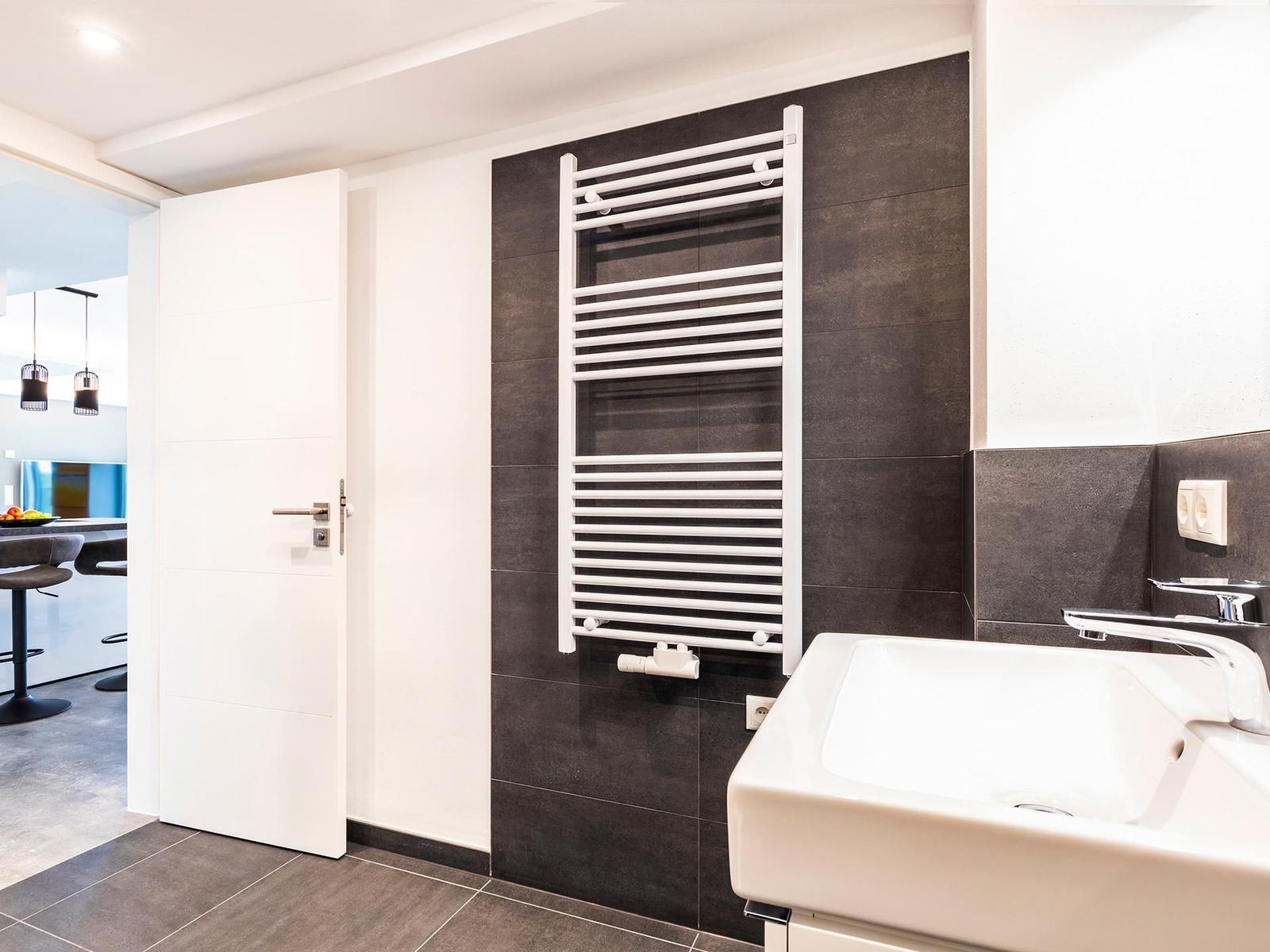Badezimmer 1: Regendusche, WC