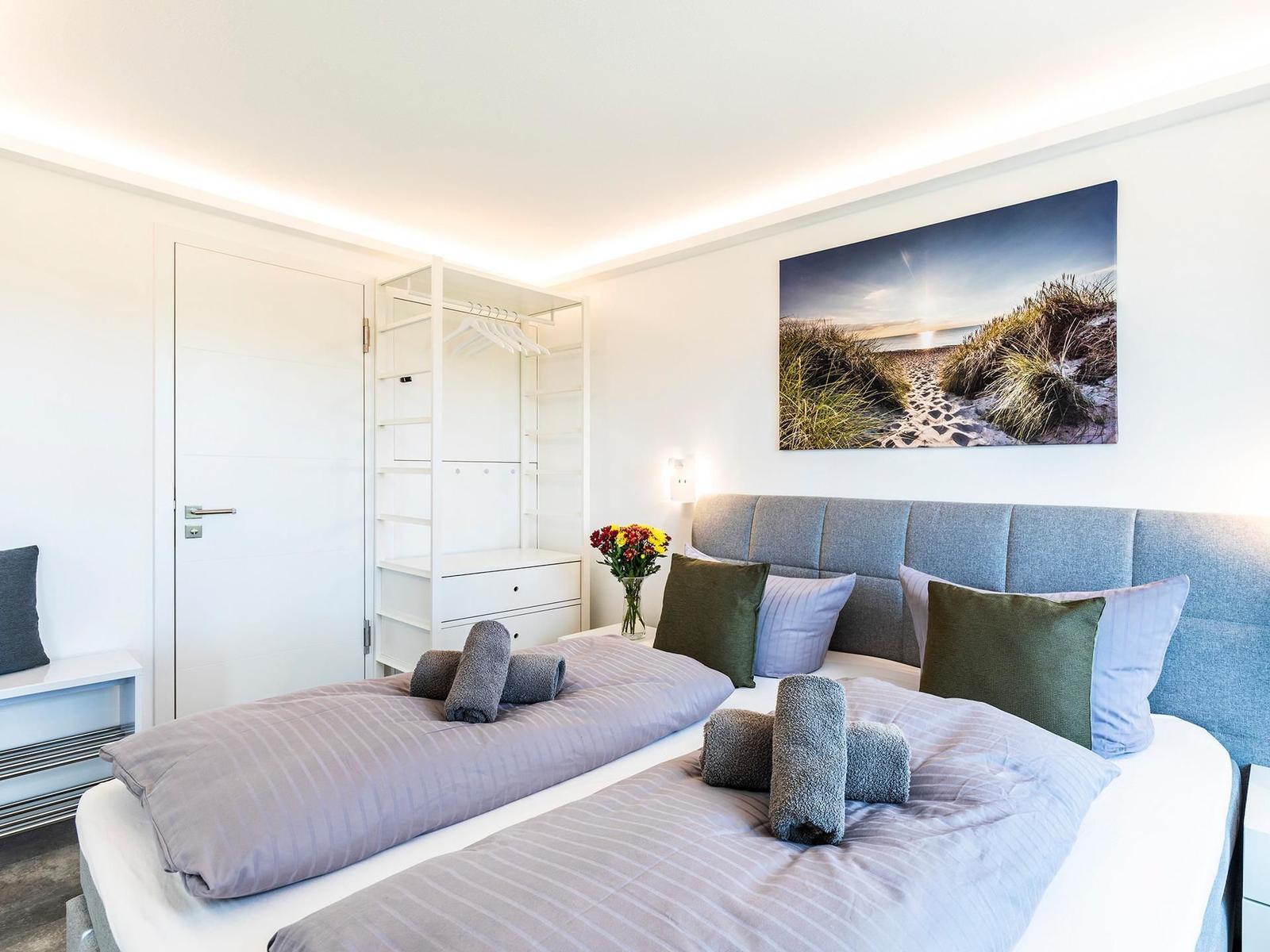 Schlafzimmer 2: Doppelbett (180x200), TV, Insektenschutz