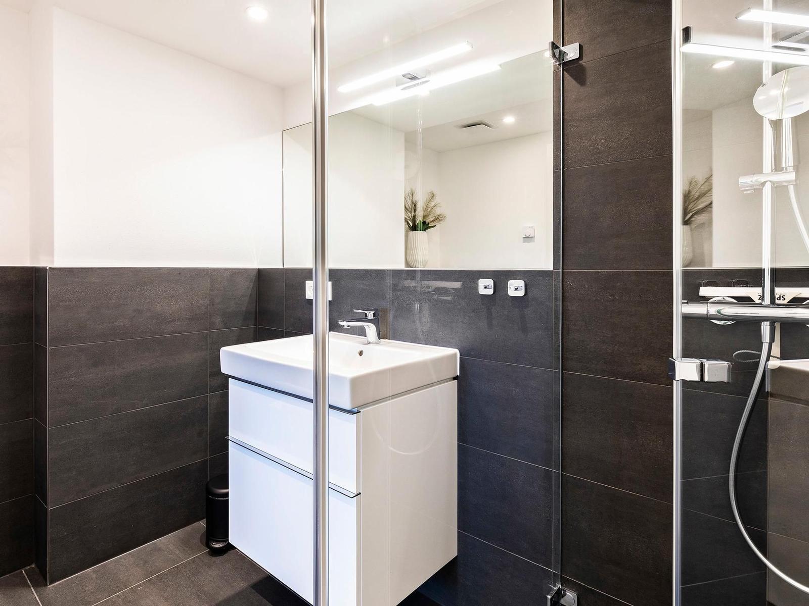 Badezimmer 2: Regendusche, WC