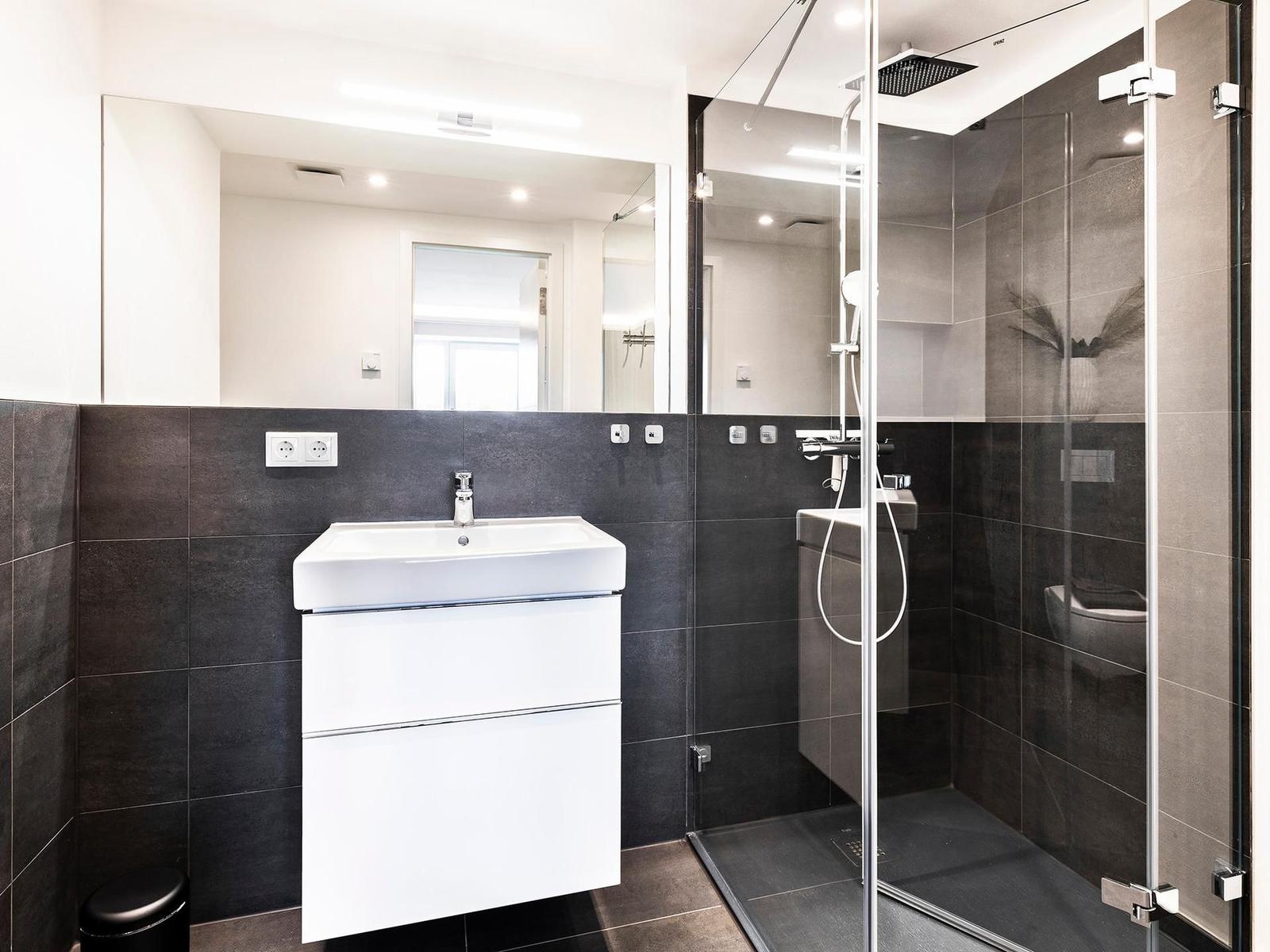Badezimmer 2: Regendusche, WC