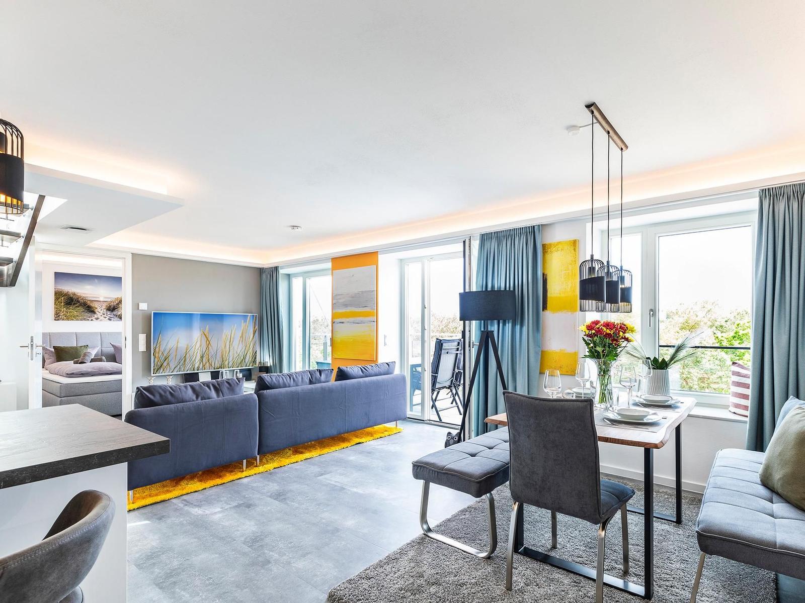 Wohnzimmer: Sofa, TV, Zugang zum Balkon