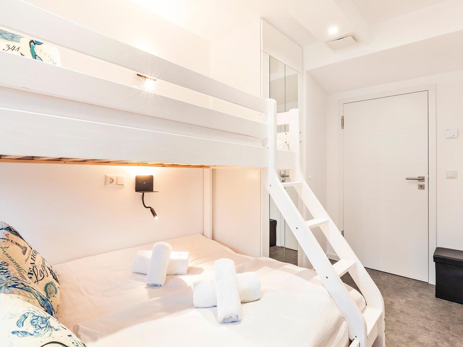 Schlafzimmer 2: Doppeletagenbett (oben 90 x200, unten 140x200), TV