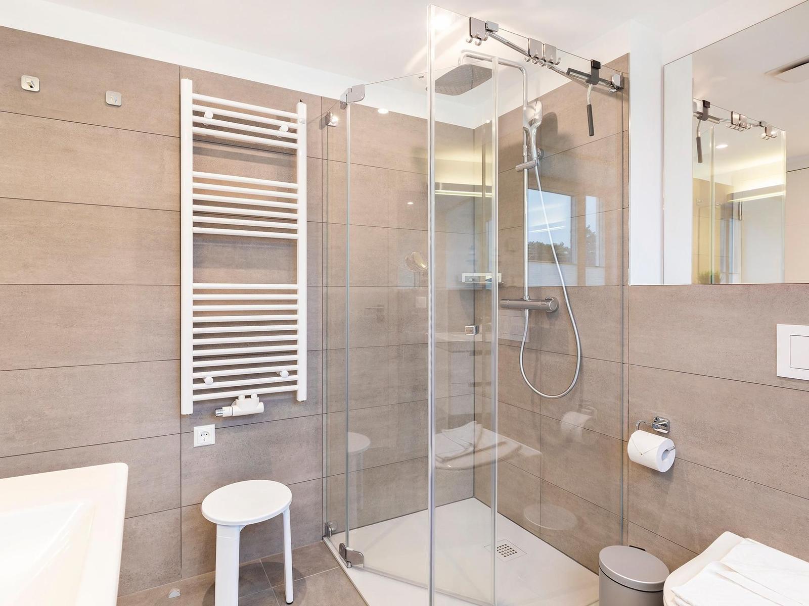Badezimmer: Regendusche, WC, Haartrockner