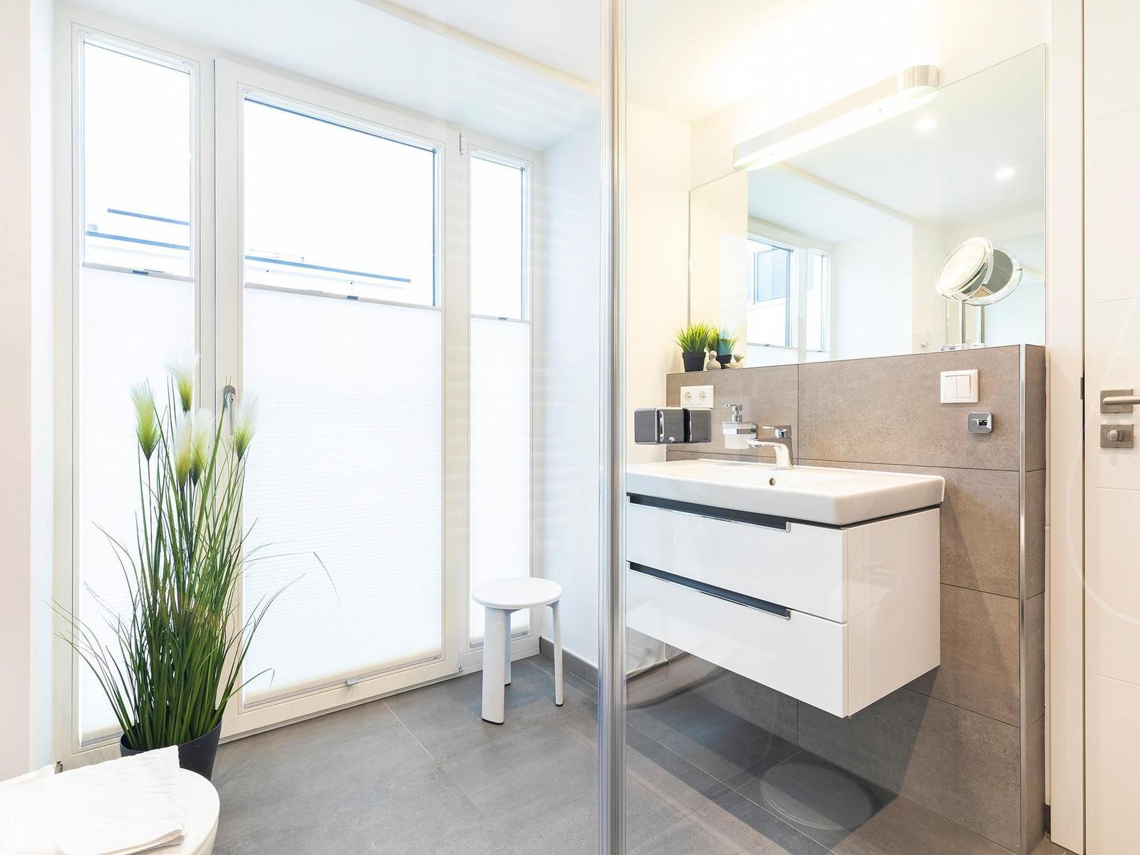 Badezimmer: Regendusche, WC, Haartrockner
