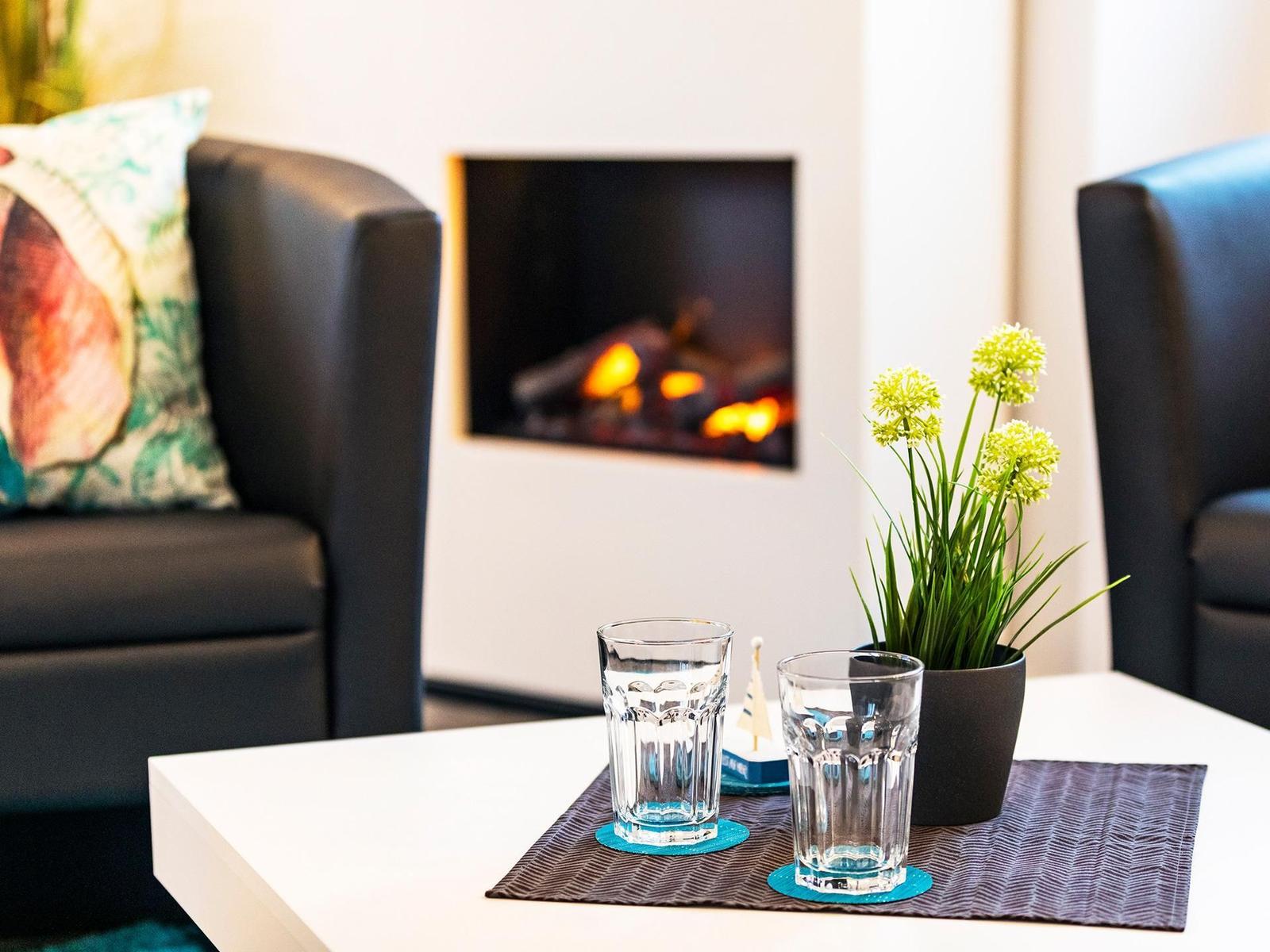 Wohn/Essbereich: Schlafcouch, Sitzbereich, Essbereich, Elektrokamin mit Heizfunktion, TV